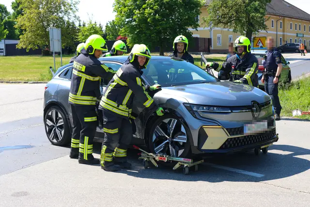 Renault und Mini krachen auf Kreuzung in Steinerkirchen zusammen. | Foto: laumat.at