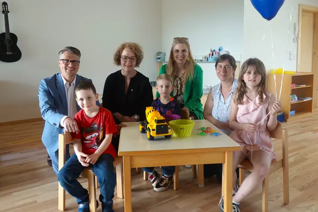 Bürgermeister Thaddäus Heindl, Familienlandesrätin Christiane Teschl-Hofmeister, Landtagsabgeordnete Marlene Zeidler-Beck und Kindergartenleiterin Anita Stockhammer mit Leo, Felix und Luise | Foto: Weinzierl