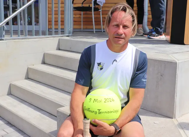Für TC Dobl-Zwaring-Obmann Thomas Stessel gab es zur Eröffnung einen besonderes Tennisball. | Foto: Edith Ertl