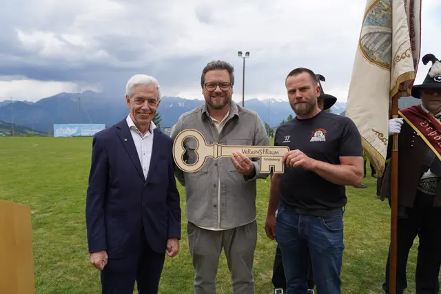 Symbolische Schlüsselübergabe: Bgm. Hermann Steixner, SV-Obmann Stefan Pertl und EC Mammuts-Obmann Simon Vetter (v.l.) | Foto: Kainz
