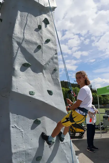 Fabius nutzte die seltene Gelegenheit, den Kletterturm auszuprobieren. | Foto: Kendlbacher