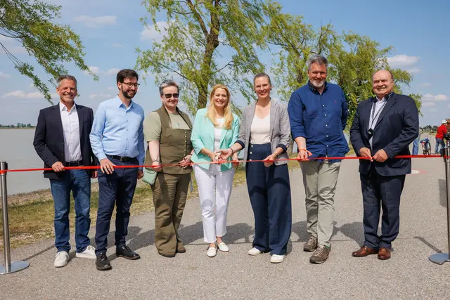 Patrik Hierner, Bürgermeister von St. Andrä am Zicksee Martin Öhler, Nationalpark-Direktorin Matthaea Kulcsárné Roth, Daniela Winkler, LH-Stv.in Anja Haider-Wallner, Nationalpark-Direktor Johannes Ehrenfeldner, Nationalpark Neusiedler See – Seewinkel, Stv. Präsident des Komitates Győr-Moson-Sopron Ferenc Ivanics (v.l.).
 | Foto: Burgenland Tourismus/Maria Hollunder