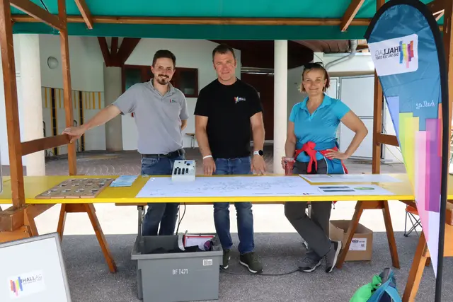 Am Stand der Hall AG gab es Infos zur Fernwärme: Michael Raintaler, Markus Felderer und Kornelia Dupan. | Foto: Kendlbacher