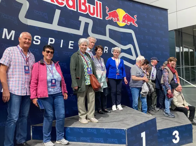 Auf einer Stufe mit Max Verstappen und Lando Norris: Am Siegerpodest. | Foto: Seniorenbund Kapellen
