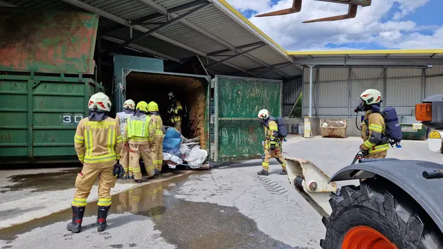 Am Freitagnachmittag wurde die Feuerwehr Prutz gemeinsam mit der Feuerwehr Faggen zum Brand einer Sperrmüllpresse beim Recyclinghof Prutz alarmiert. | Foto: Feuerwehr Prutz