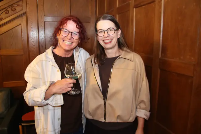 Andrea Engljähringer mit Künstlerin Evelyn Kreinecker.