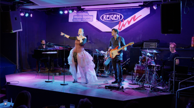 Tünde gab ein Konzert im Reigen. 