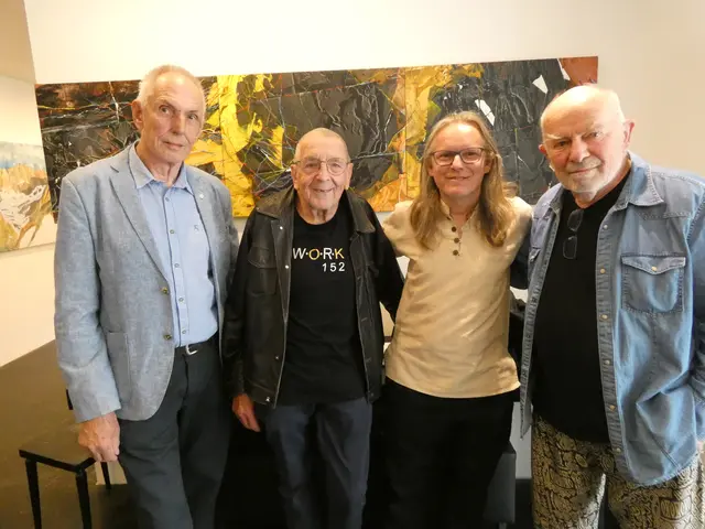 Kurt Tschiderer vom Kunstraum Pettneu freute sich die beiden Künstler Otmar Kröll und Walter Resch sowie Musiker Harry Triendl ( 2. vo re) begrüßen zu können. 