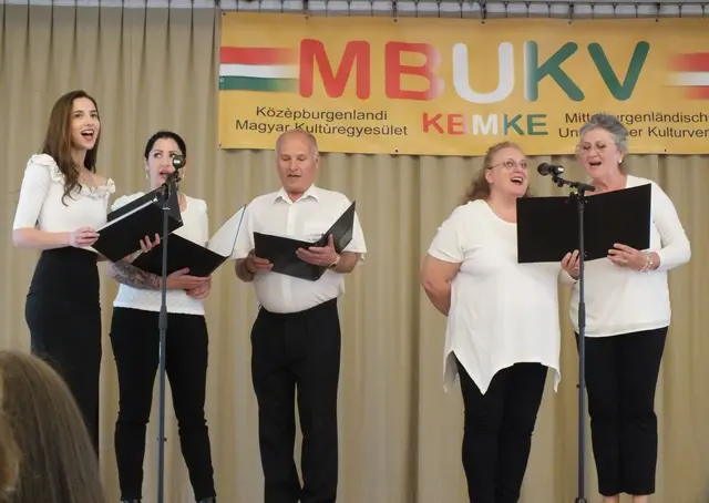 Der Chor "Vox Pannonia" singt zweisprachige Muttertagslieder.  | Foto: Alena Kulman