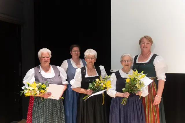 Bereits seit dem großen Erntedankfest 1981 und damit seit 45 Jahren sind Ehrenobfrau Marianne Edtmair, Anni Brandl, Christine Huemer, Gertrud Ammerstorfer und Gertraud Baumgartner fixer Bestandteil der Gruppe.
v.l.n.r.: Anni Brandl, Nicole Baumgartner, Christine Huemer, Marianne Edtmair und Obfrau Birgit Lindinger | Foto: Brandl Elena