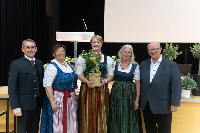 v.l.n.r. Bgm. Harald Grubmair, Bezirks-Ehrenobfrau Kons. Ingrid Meindl,  Goldhaubenobfrau Birgit Lindinger, Bezirksobfrau Anita Eschlböck und Pfarrer Mag. Josef Etzlstorfer | Foto: Elena Brandl