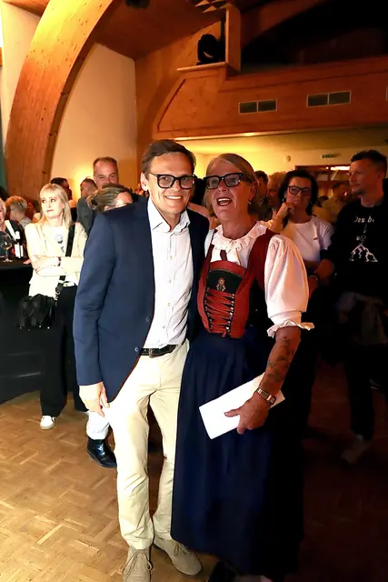 Bürgermeister Martin Wegscheider mit Birgit Runggaldier.