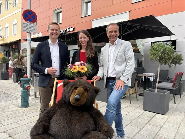 Marietheres Weixlbaumer mit Bürgermeister Markus Ringhofer (li.) und -WKO-Bezirksstellenleiter Siegfried Pramhas. | Foto: MeinBezirk/Staudinger