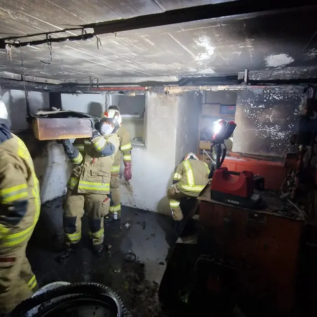 Beim Eintreffen der Feuerwehr hatte sich der Brand bereits auf den gesamten Heizraum sowie Teile des Kellers ausgebreitet.  | Foto: Freiwillige Feuerwehr Flaurling