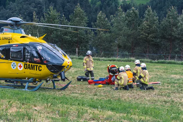 Der 40-Jährige wurde mit dem Rettungshubschrauber mittels Tau geborgen und in die Klinik nach Innsbruck geflogen. | Foto: Pernsteiner