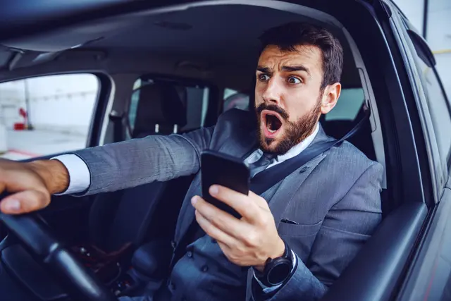 Aufgrund eines Telefonats verlor der 25-Jährige die Kontrolle über sein Fahrzeug und baute einen Unfall. (Symbolbild) | Foto: Symbolbild Adobe Stock/Dusan Petkovic