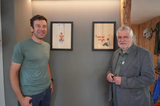 Aus Holz geschnitzte und bemalte Bilder, Brauchtumsmasken und Krippenfiguren – Bildhauer Andreas Zerinschek (l.) kann's! Im Bild ist er mit Thomas Driendl von der ladengalerie lichtsinn zu sehen. | Foto: Kainz