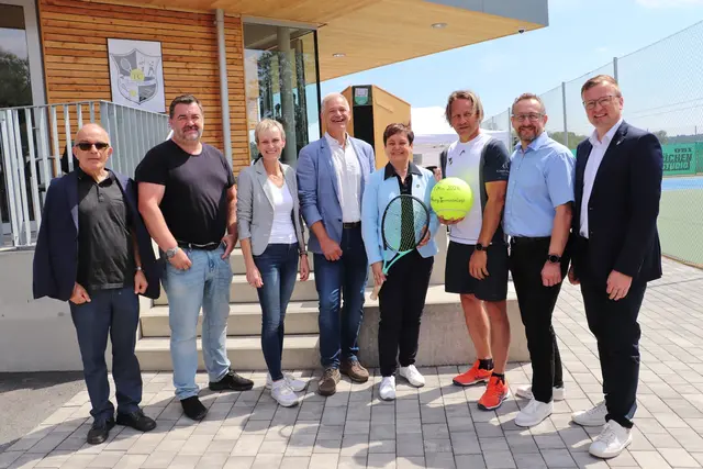 Vikar Norbert Glaser (li) und LAbg. Johannes Wieser (re) mit Daniel Gaar, Annemarie Sperl, Johannes Nickl, Waltraud Walch und Adolf Hernus vom Gemeindevorstand sowie TC-Obmann Matthias Steffan.  | Foto: Edith Ertl