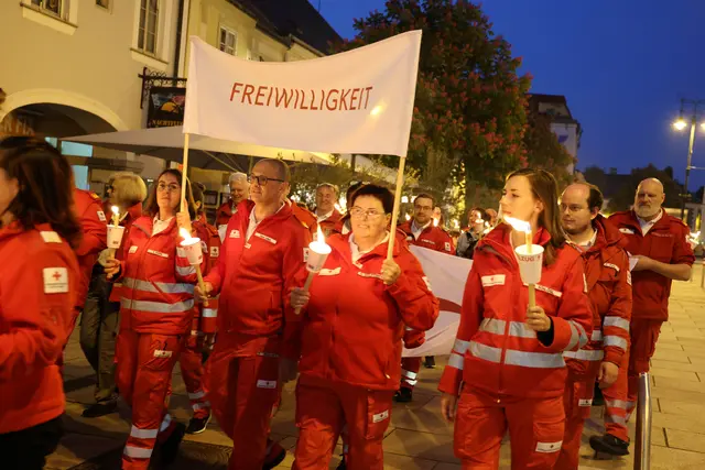 Erstmals veranstaltete das Rote Kreuz Niederösterreich zum Weltrotkreuztag einen Fackelzug durch Tulln - rund 500 Rotkreuz-Mitglieder gedachten damit des Geburtstages von Gründer Henry Dunant und setzten ein starkes Zeichen für Menschlichkeit. | Foto: Rotes Kreuz NÖ