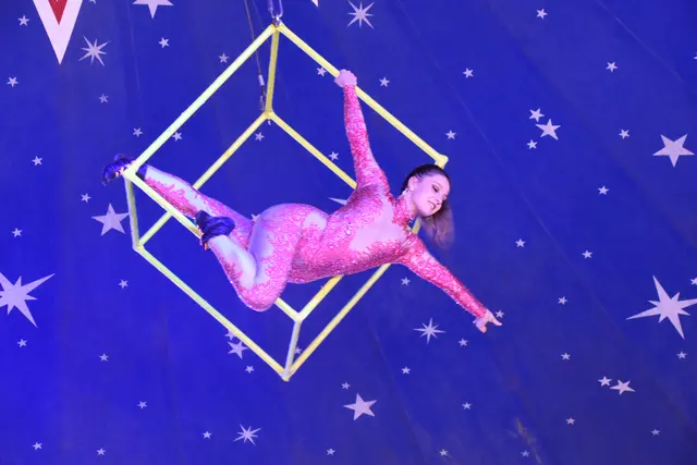 Circus Vegas bietet Akrobatik, Tiere und viel Slapstick