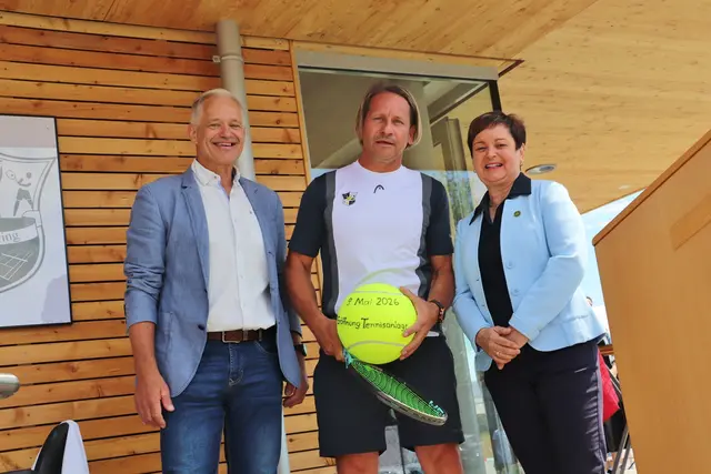 Zur Eröffnung überreichten Bgm. Waltraud Walch und ihr Vize Johannes Nickl einen Tennisball in Fußballgröße an TC-Obmann Matthias Steffan. | Foto: Edith Ertl
