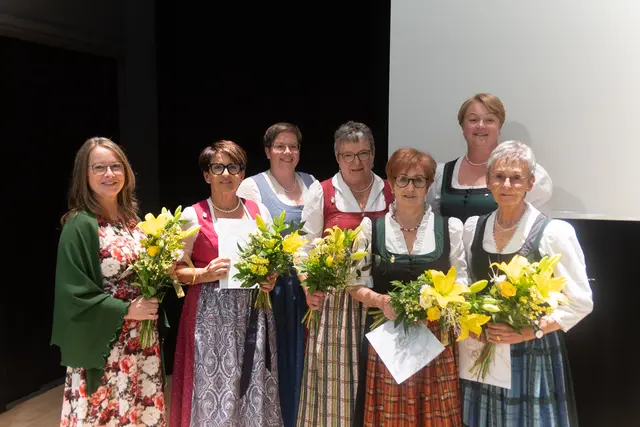 Für mehr als 30 Jahre Zugehörigkeit wurden Ehrenobfrau Sieglinde Eisenhuber, Margit Panhölzl, Elfriede Thurner, Traudi Mayr und Bernadette Wahlmüller ausgezeichnet.
v.l.n.r: Bernadette Wahlmüller, Margit Panhölzl, Nicole Baumgartner, Traudi Mayr, Elfriede Thurner, Birgit Lindinger und Sieglinde Eisenhuber | Foto: Brandl Elena
