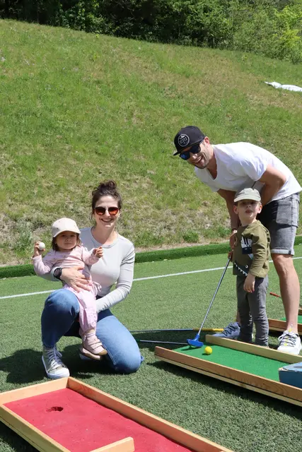 Familie Moosbacher versuchte sich beim Minigolf. | Foto: Kendlbacher