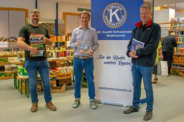 Kiwanis Club Zwettl macht aus Herrenmodehaus ein Bücherparadies