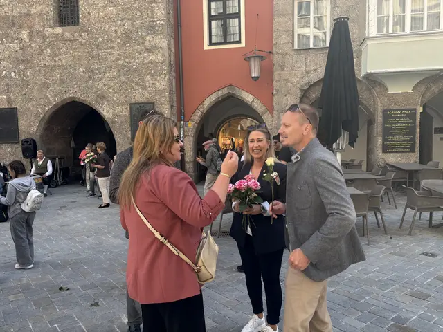 Rosenverteilen und ein schneller Plausch mit StR Mariella Lutz und Bgm. Johannes ANzengruber,