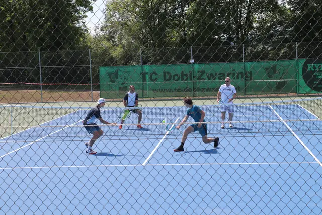 Die Hardcourt-Plätze sind pflegeleicht und auch nach einem Regenguss rasch wieder bespielbar. Das brauchte es am Eröffnungstag auch, denn ein paar Stunden nach dem Weihwasser kam das Nass vom Himmel. | Foto: Edith Ertl