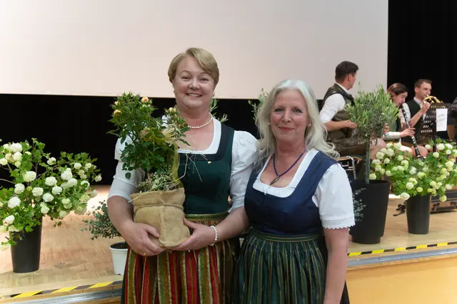 Bezirksobfrau Anita Eschlböck überreichte Goldhaubenobfrau Birgit Lindinger Rosen.  | Foto: Brandl Elena