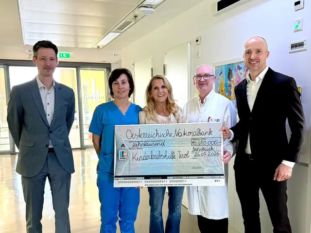 Spendenübergabe an die Kinderkrebshilfe Tirol – Gabriele Kropshofer (Stationsleitung Pädiatrische Hämatologie, Onkologie und Stammzelltransplantation, 2. v. l.), Ursula Mattersberger (Obfrau Kinderkrebshilfe Tirol &amp; Vorarlberg, 3. v. l.) und Thomas Müller (Direktor Universitätsklinik für Pädiatrie I, 2. v. r.) – durch Josef Meichenitsch (Direktor der Oesterreichischen Nationalbank, rechts außen) und Markus Fidler (Leiter der OeNB West, links außen) | Foto: OenB Tirol