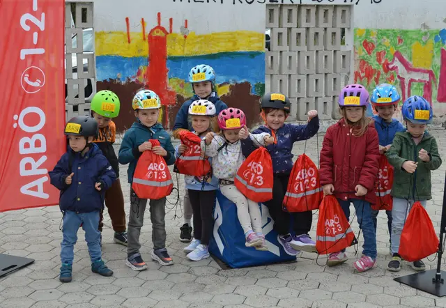 Die Kinder mit ihren Geschenken