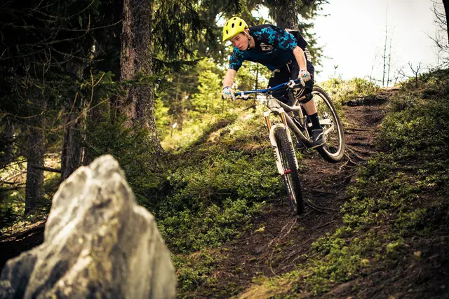 Symbolbild: In einem steilen Streckenabschnitt verlor der 14-Jährige auf Wurzeln und Gesteinsbrocken die Kontrolle über sein Bike und brach sich das Handgelenk. | Foto: Nauders Tourismus/Christoph Bayer