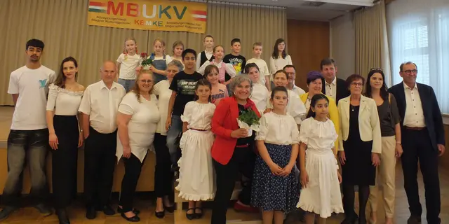 Die Volkstanzgruppe "Csalafinta" und der Chor "Vox Pannonia" mit MBUKV-Obfrau Elisabeth Hausmann-Farkas, Diana Mohl und Richard Wolfram. Weiters am Bild Bürgermeister Johann Heisz, Vizebürgermeister Nikolaus Dominkovits, Vizebürgermeisterin Tina Köppel und Stadträtin Gerlinde Heger &amp; Eva Maria Kneisz. | Foto: Alena Kulman