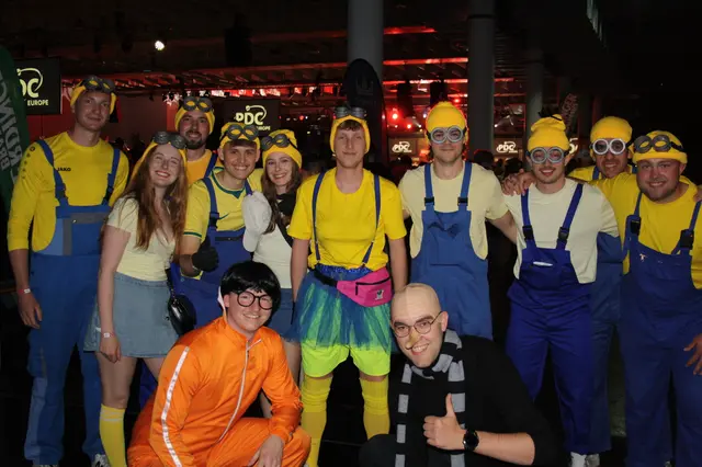 So ausgelassen feiern tausende Fans das Darts-Spektakel in der Stadthalle
