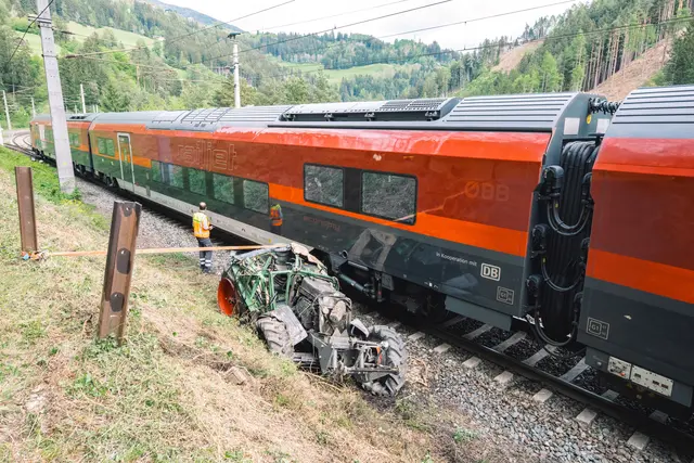 Nach dem Absturz landete der Traktor auf der Bahnstrecke und wurde von einem Railjet gestreift. | Foto: Pernsteiner