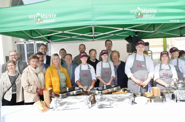 Großer Erfolg beim Marktkochen – 2.000 Euro für gute Sache