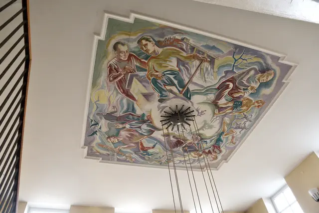 Deckenmalerei von Maria Sturm im Hauptstiegenhaus des ehemaligen Knabentrakts der Dr.-Theodor-Körner-Schule in St. Pölten. | Foto: Hans-Peter Kriener