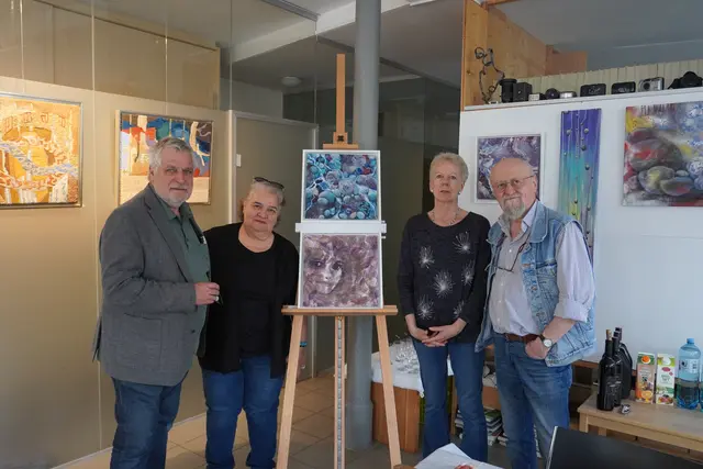 In der ladengalerie lichtsinn stellten u.a. die drei Schweizer Künstler Pina (2.v.l.) und Madeleine Meyer (2.v.r.) sowie einmal mehr Salvatore Mainardi (r.) aus. | Foto: Kainz