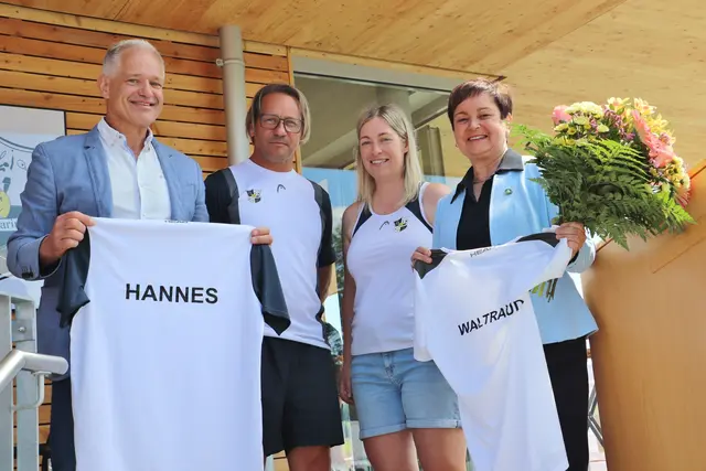 Begleiteten den Um- und Zubau mit großem Engagement: Johannes Nickl und Waltraud Walch. Dafür gabs vom TC ein persönliches Club-Shirt. | Foto: Edith Ertl