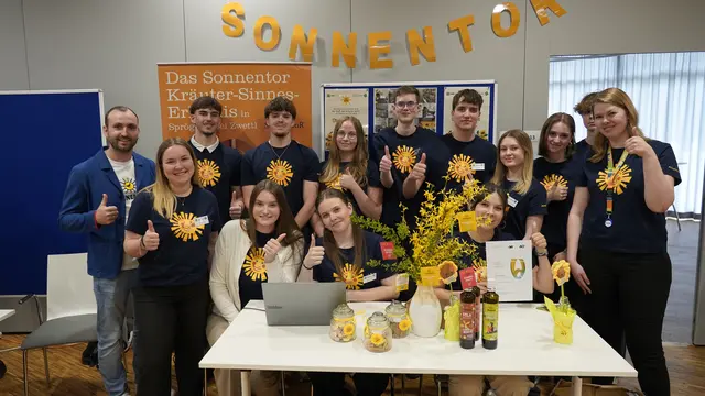 Sonnentor-Team:
Vorne: Thomas Steinbauer (HR-Sonnentor), Isabella Senk, Johanna Zlabinger, Alina Palkovich, Alina Penz, Christiana Broidl (Lehrkraft Sonnentor-ÜFA HAK Zwettl); dahinter: Jonas Weinberger, Sebastian Zwettler, Christina Hartner, Lukas Bichl, Fabio Göls, Melissa Steininger, Nadine Gretz, Stephan Böhm (v.l.). | Foto: HAK Zwettl