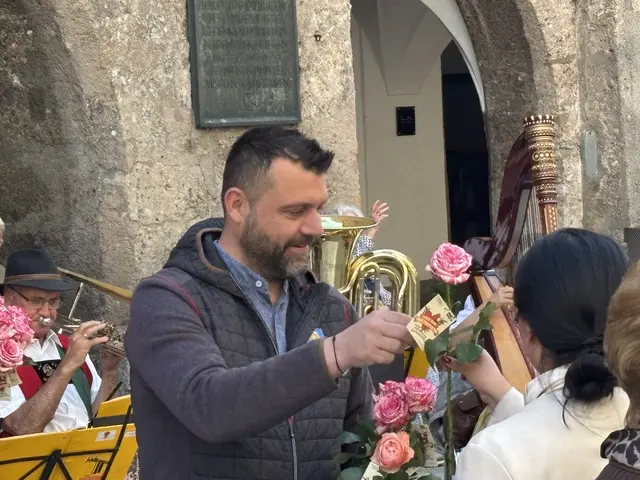 Stefan Sprenger zupft eine Rose.
