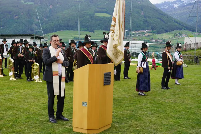 Pfarrer Fritz Kerschbaumer segnete das neue Gebäude, die MK Schönberg umrahmte den Festakt gebührend. | Foto: Kainz