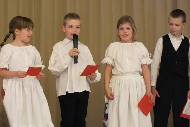 Die Kinder tragen ihren Müttern liebevolle Dankes-Gedichte vor.  | Foto: Alena Kulman