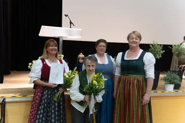 Seit über 40 Jahren engagieren sich Elfriede Mayr, Cilli Ecker und Gerlinde Hintenaus bei den Goldhaubenfrauen.
v.l.n.r: Gerlinde Hintenaus, Elfriede Mayr, Nicole Baumgartner und Birgit Lindinger | Foto: Brandl Elena