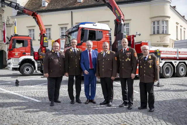 Bezirksfeuerwehrkommandant Ewald Edelmaier, Landesfeuerwehrkommandantstv. Martin Boyer, Landeshauptfraustv. Stephan Pernkopf, Landesfeuerwehrkommandant Dietmar Fahrafellner, Landesbewerbsleiter Paul Schulmeister und Bezirksfeuerwehrkommandant-Stellvertreter Karl Kainrath. | Foto: Matthias Fischer, NÖ LFKDO