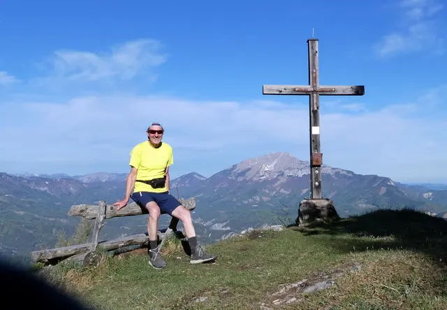 Rast samt Jause beim aussichtsreichen Gipfelbankerl 