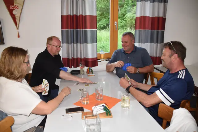 In der Sportplatzkantine wurden einige Bummerl verteilt. | Foto: MeinBezirk/Michael Strini