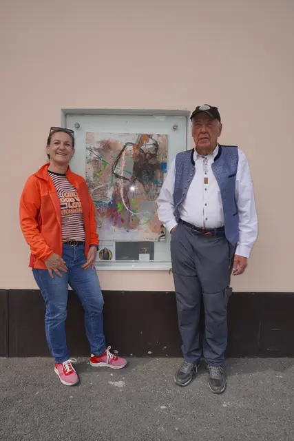 Die vielseitig kreative Agnes Taibon aus Matrei hatte ihr Atelier vorübergehend nach Mieders verlegt. Im Bild mit Ferdinand Viertler | Foto: Kainz